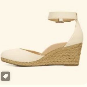 Vionic Women's Amy Espadrille Wedge - Closed Toe Cream NEARLY NEW in Box. Size 9